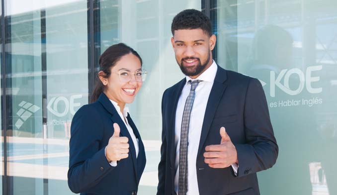 Adultos motivados mejorando sus habilidades en inglés